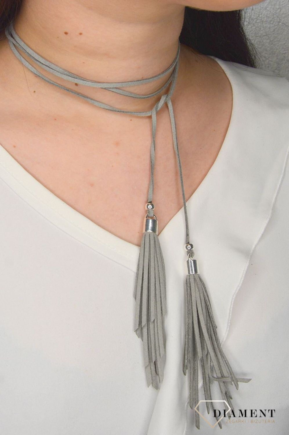 Naszyjnik choker szary rzemyk z chwostami i srebrnymi dodatkami DIA-NSZ-0078-SZARY S. Ciekawy, oryginalny naszyjnik choker to dodatek idealny na lato.jpg